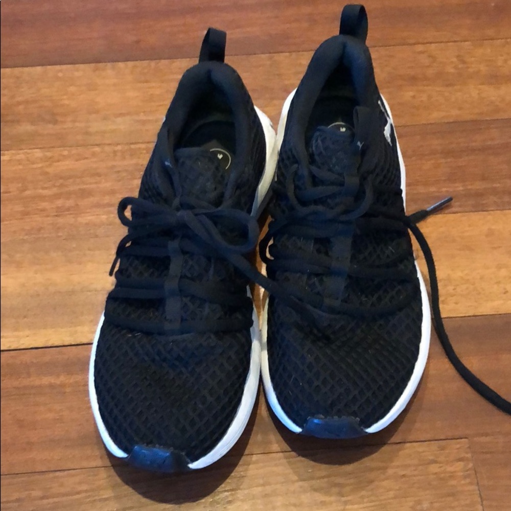 Women size 7 puma tennis shoes